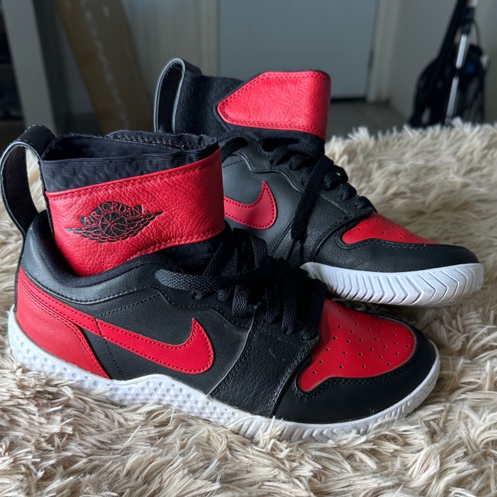 Nike Men’s Black and Red Sneakers